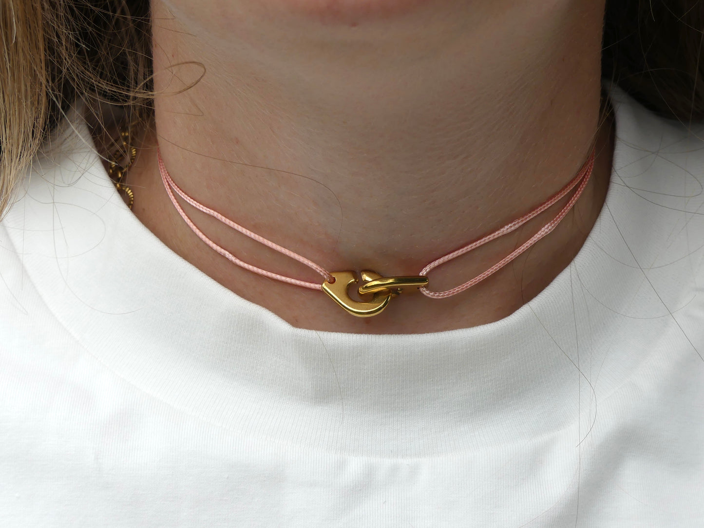 collier cordon menotte