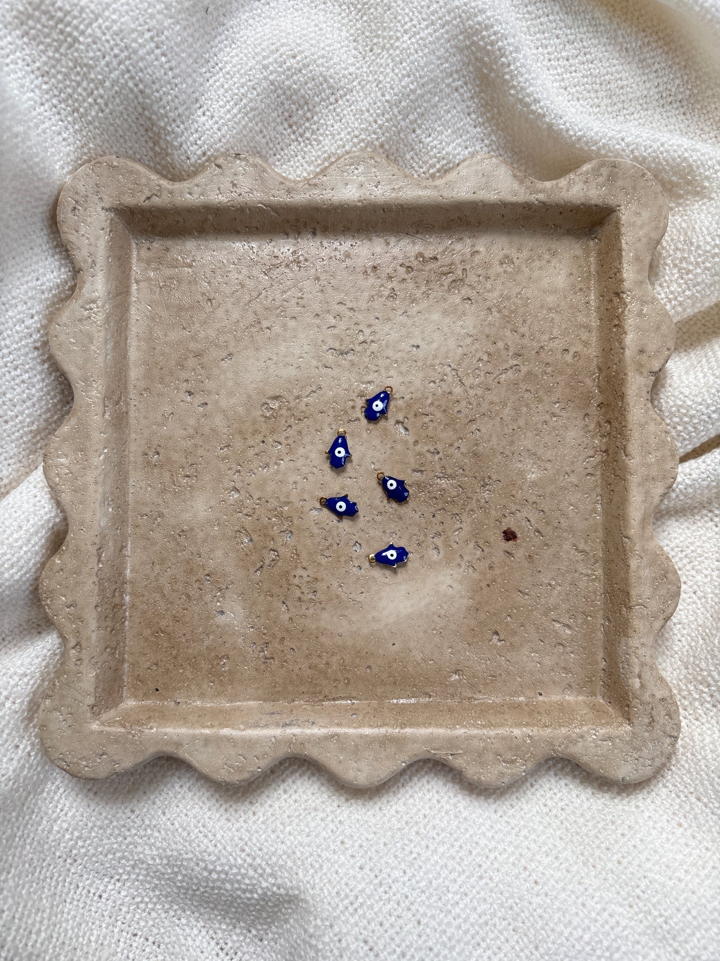 pendentif main bleu