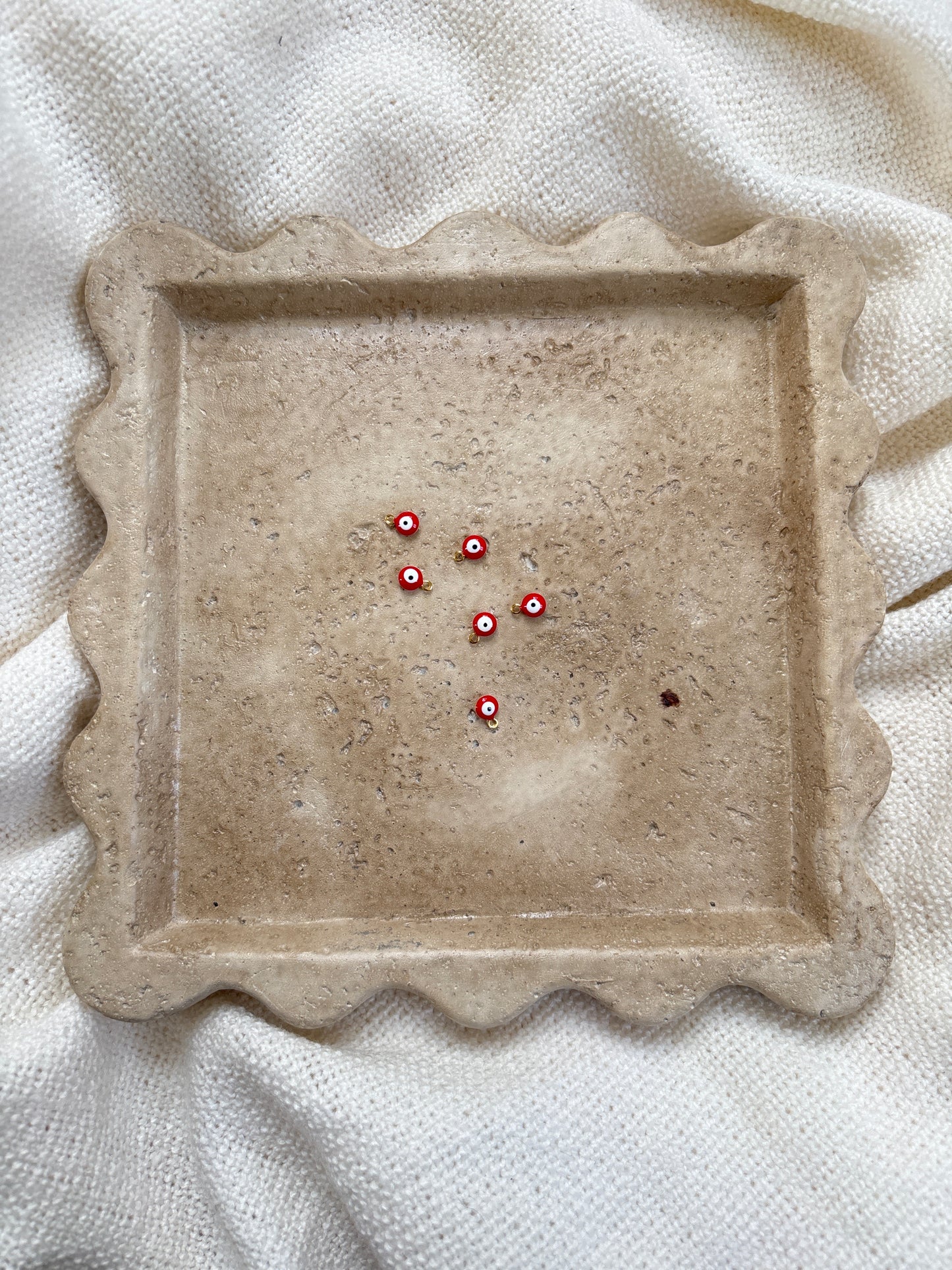 Pendentif œil rouge